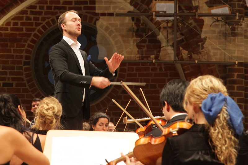 Chefdirigent Andreas Schulz gibt bei der Neuen Philharmonie MV den Takt an. Foto: Thomas Türülümow